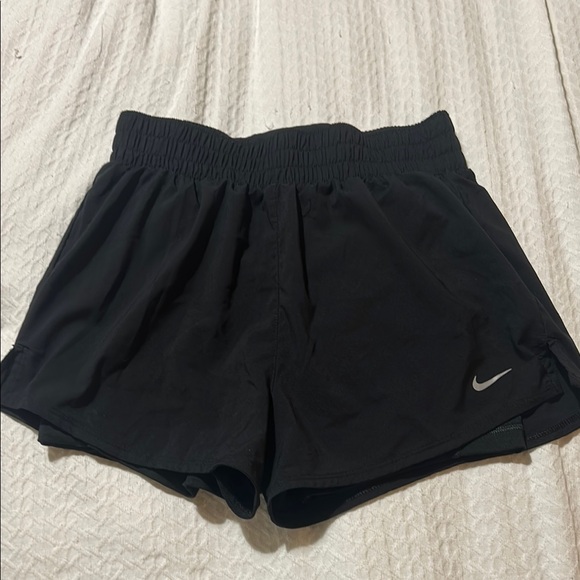Nike Swift
Women's Dri-FIT Mid-Rise 2-in-1 Running Shorts - Picture 2 of 4